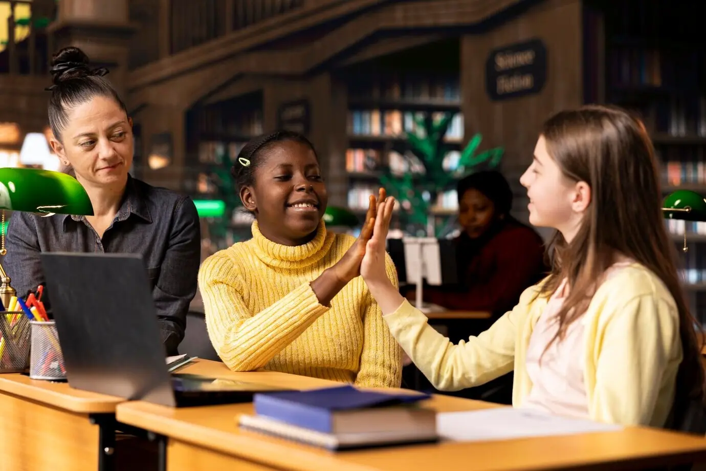 Радостные разнообразные одноклассники дают друг другу пять на индивидуальных занятиях с репетитором.