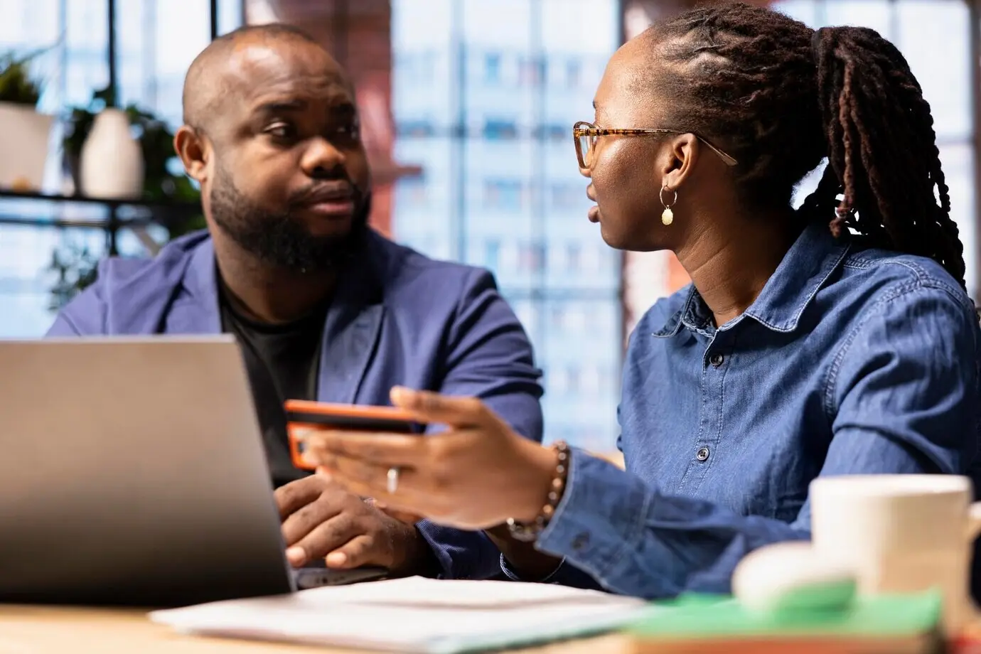 Расслабленные люди вводят номера карт, чтобы проверить баланс перед онлайн-оплатой.