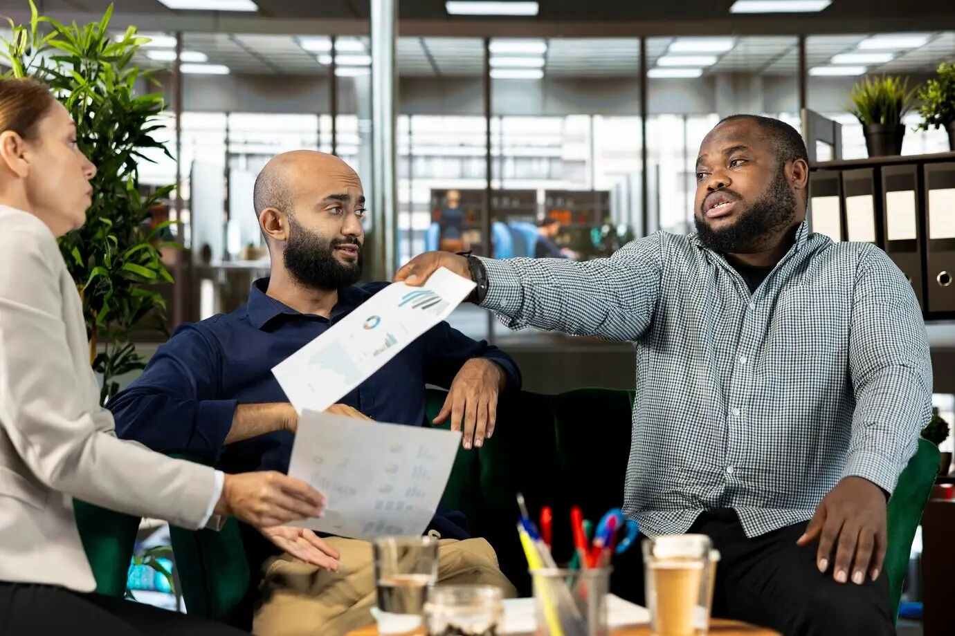 Менеджер отклоняет документы, переданные сотрудником, во время деловой встречи.